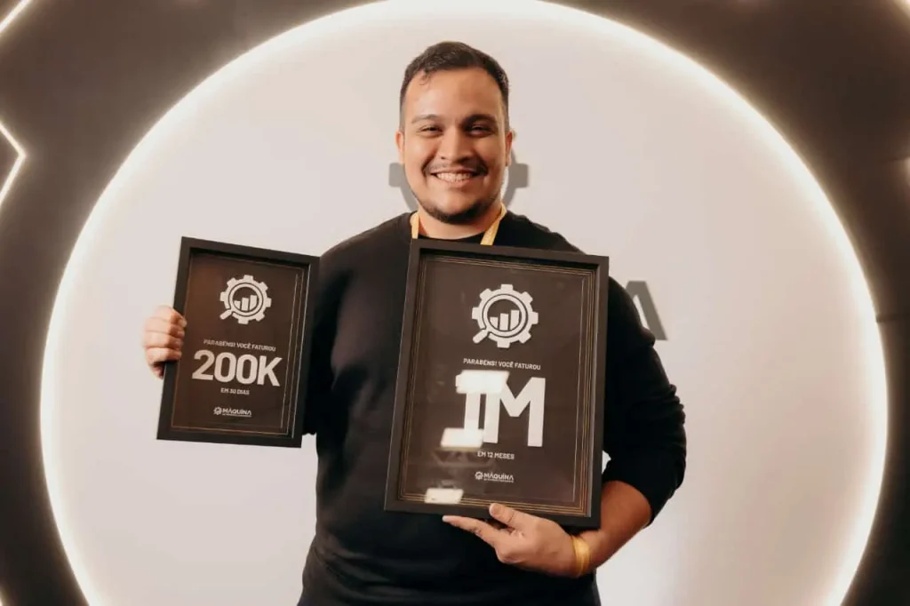 Juan Lucas segurando duas placas de premiação no evento Máquina de Tráfego e Conversão 2024
