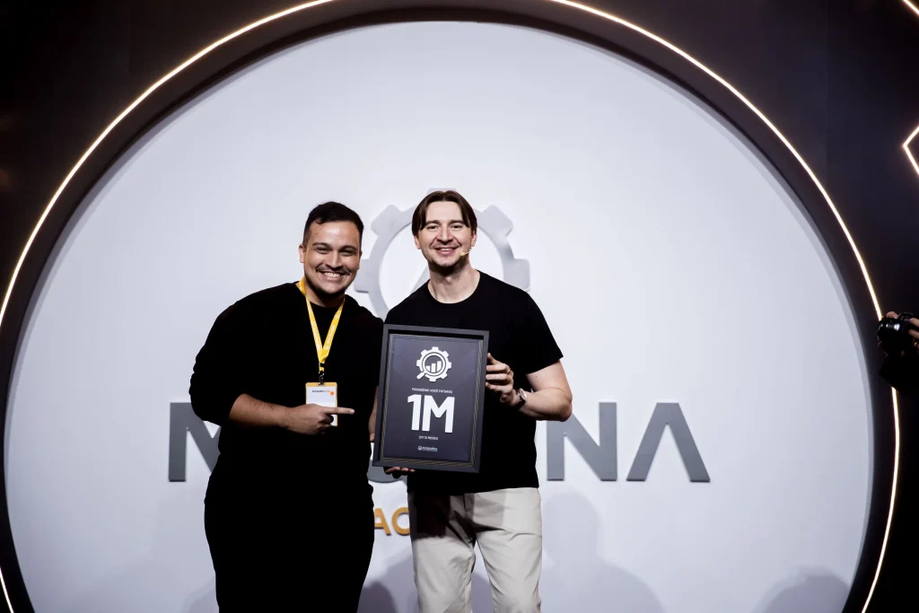 Juan Lucas recebendo premiação das mãos de Adriano Gianini no evento Máquina de Tráfego e Conversão 2024